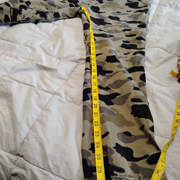 Divided | Woman's Camouflage Ankle Pants | Size 30 - Picture 8 of 15